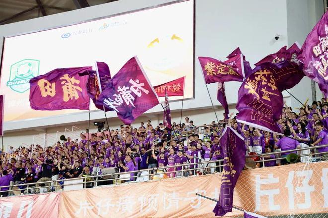 大兴区企业乒乓球邀请赛总决赛 邓亚萍为选手颁奖