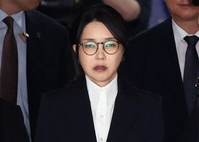曾在申花并肩作战，马莱莱与阿马杜交换球衣并合影留念