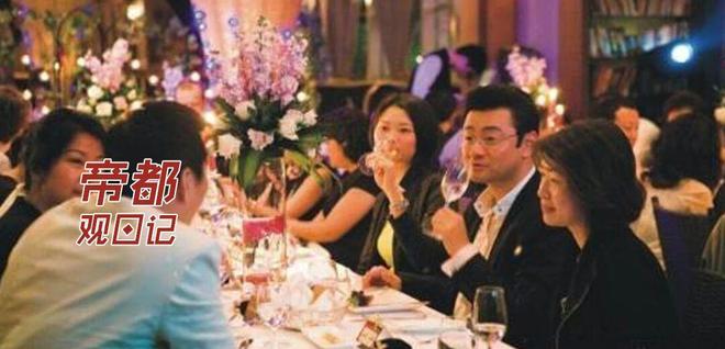 曾在申花并肩作战，马莱莱与阿马杜交换球衣并合影留念
