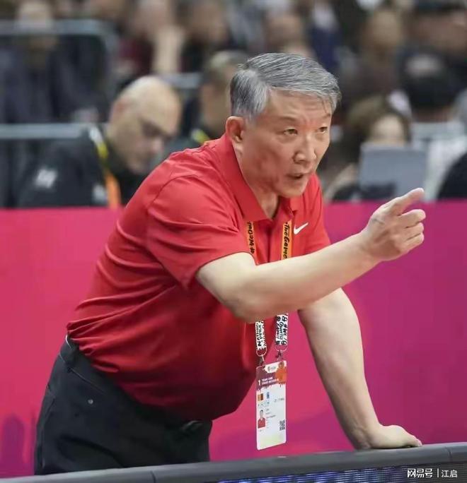 宏远早报!内线大将又一人离队,外教全家定居东莞,3人续约!