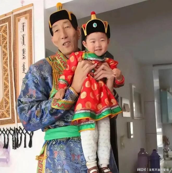 詹姆斯社媒转发恩比德同埃奇库姆训练照，配文：相信过程