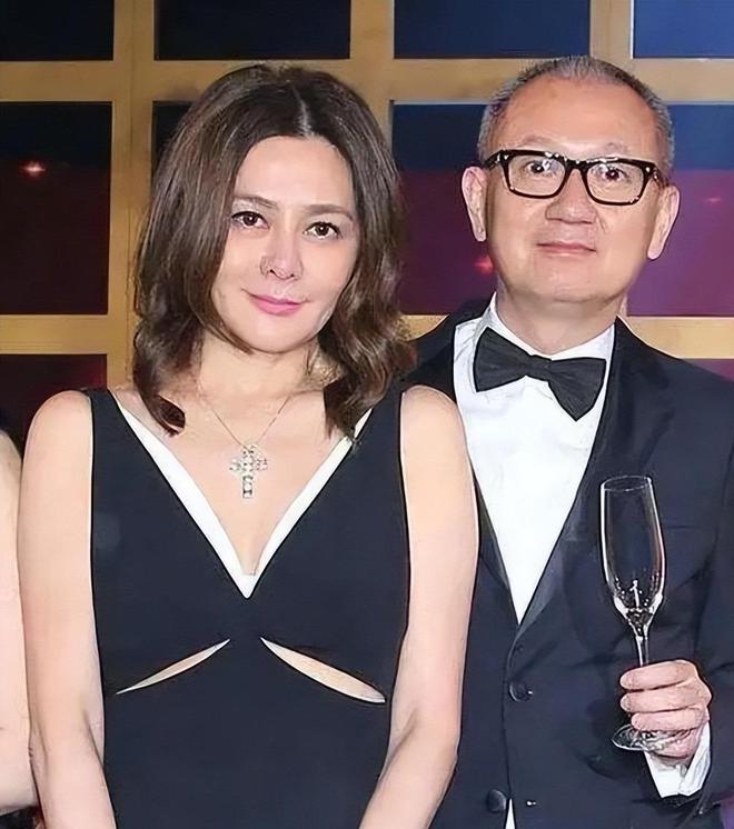 悲剧!湖北网红美女晨七七去世,开雷克萨斯,喜欢酗酒,朋友透露劝不听,把自己搭进去了,最后一条视频让人感慨万千