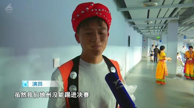 张柏芝上海活动穿紫裙,肩膀那块看着好厚实,脸也肿了
