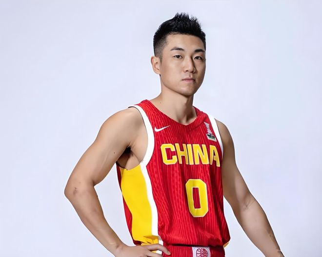 大一女生穿“洛丽塔”报到，本以为能惊艳全场，没想到连行李都没人愿意帮忙搬